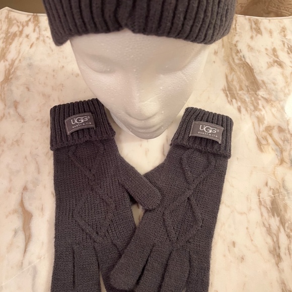UGG GREY BEANIE GLOVE SET NWT - Picture 7 of 11